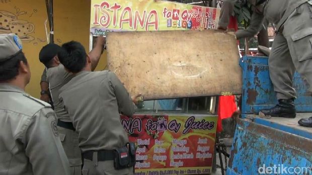 Razia di Trotoar Matraman Ricuh, PKL Ancam Petugas Pakai Pisau