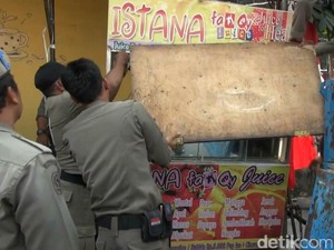 Video Kericuhan Saat Razia Trotoar di Matraman