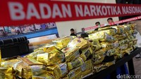 Sebanyak 151 kg sabu dan 0,2 kh ganja sintetis (synthetic cannabinoids) diperlihatkan kepada awak media saat BNN dan Bareskrim Polri hendak memusnahkan barang haram tersebut di Gedung BNN, Jakarta, Rabu (20/9/2017).