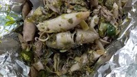 Cumi cabe ijo juga tak kalah sedap. Seperti buatan Ayam Jerit ini. Cumi asin dimasak empuk dengan paduan sambal ijo dan cabai rawit hijau.