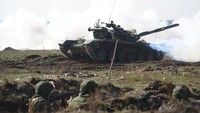 Presiden Ukraina Petro Poroshenko menyebut usaha Rusia untuk latihan itu sebagai persiapan untuk serangan perang pada skala benua. Pertahanan di perbatasan Ukraina, katanya, sedang diperkuat. (Vasily Fedosenko/Reuters)