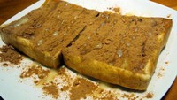 Milo tidak cuma enak diminum. Di Warunk Upnormal ada roti bakar dengan taburan malt bubuk ditambah susu kental manis. Renyah enak!