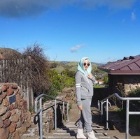 Seperti ini gaya hijab sporty ala Novita Hardini ketika jalan-jalan di San Francisco. Foto: Dok. Instagram @novitamochamad