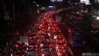 Kendaraan terjebak macet di jalur lambat yang mengarah ke Slipi.