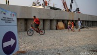 Proyek NCICD ini sebenarnya membentang di 3 provinsi yakni Jakarta, Banten dan Jawa Barat. Namun sepanjang 20,1 km ditetapkan sebagai proyek tanggul laut darurat yang harus diselesaikan hingga 2019, hal itu berdasarkan kajian dari Bappenas.