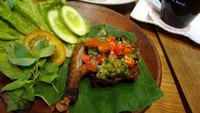 Buat penyuka bebek bisa juga cicip Bebek Penyet Sambel Hejo. Di Kopi Legit, bebek goreng dituangi sambal hijau harum. Sebab diulek bersama daun jeruk, serai dan bawang merah. Makin lengkap dengan potongan tomat dan irisan cabai rawit.