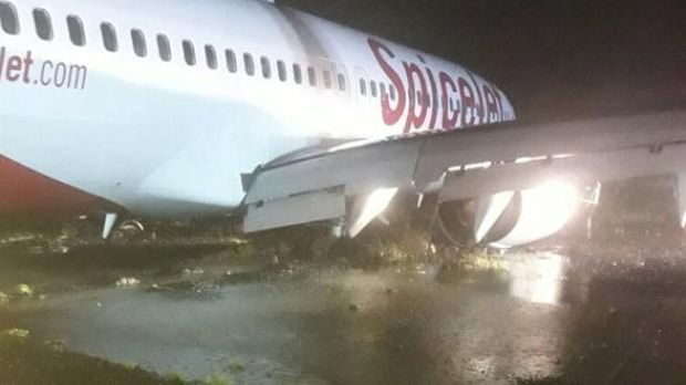 SpiceJet yang terperosok lumpur di Mumbai