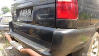 Sering terkena paparan matahari langsung dan dinginnya udara malam, mobil bernomor polisi D 1818 NH tersebut telah berkarat pada beberapa bagiannya.