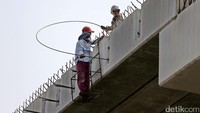 Para pekerja membangun JLNT Pluit, Jakarta Utara.