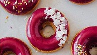 Olesan glazuur dengan paduan blueberry memberi warna ungu kemarahan yang cantik. Toppingnya dilengkapi dengan cokelat putih serut dan sprinkle gula warna-warni.Foto: Istimewa