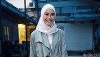 Ibu tiga anak itu tampak happy dan selalu tersenyum. Pool/Noel/detikFoto.