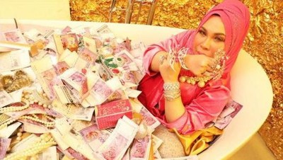 Manohara Makin Langsing, Sosialita Malaysia Mandi Tumpukan Uang