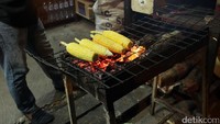 Seporsi jagung bakarnya pun dihargai cukup murah, tidak sampai 10 ribu satu porsi. Jangan lupa mampir kalau ke Batam (Randy/detikTravel)