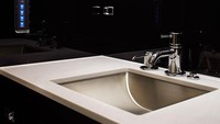 Untuk fasilitas toilet, pesawat buatan Brasil ini juga lengkap dan nyaman, tak seperti di pesawat kelas ekonomi. Kamu mau coba pesawat jet pribadi seperti punya Jackie Chan ini? (dok. Embraer)