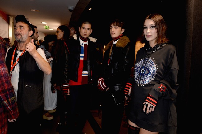 Penikmat mode yang hadir di fashion show Tommy Hilfiger TOMMYNOW Fall 2017 di London, Selasa (19/9/2017), diberi kejutan dengan kehadiran tiga bersaudara paling hits di dunia fashion; Gigi, Bella dan Anwar Hadid. Foto: Getty Images