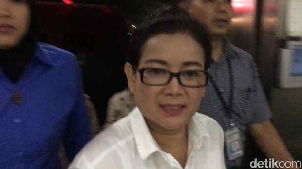 Miryam S Haryani yang mengenakan kemeja putih tiba di Mapolda Metro Jaya.