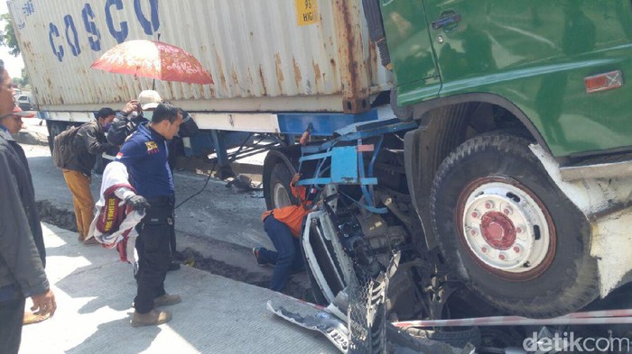 Truk Kontainer Gilas Mobil di Semarang, Sopir Masih Terjepit