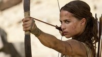 Hati-hati kena bidikan panah Lara Croft. Foto: Graham Bartholomew - © 2017 Warner Bros.