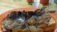 Topping premium juga jadi andalan warung roti bakar. Misalnya roti bakar Toblerone dengan tambahan susu ovaltine. Ada juga Roti bakar ovomaltine bertopping Oreo. Ini bisa dicoba di Keibar.