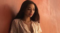 Baru-baru ini namanya kembali jadi sorotan karena fotonya bersama Zack Lee. (Dok. Instagram/manodelia)