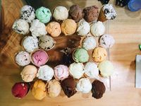 Nyamm! Gerai Ini Punya <i>Platter</i> Es Krim Isi 32 Rasa yang Unik dan Enak
