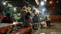 Sambil menikmati indahnya Jembatan Barelang, traveler juga bisa jajan jagung bakar yang dijual oleh para pedagang di sekitar jembatan. Nyam! (Randy/detikTravel)