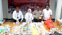 Direktorat Narkoba menggelar barang bukti di Mapolda Metro Jaya, Jakarta, Rabu (20/9/2017).