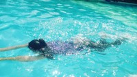 Boleh-boleh saja berenang saat cuaca panas. Namun, Dr Ryan Clauson, MD, dari North Dakota mengatakan Anda harus menghidrasi tubuh lebih dari biasanya ketika menghabiskan banyak waktu berenang di kolam renang. (Foto: Instagram @sekarwookie2105)