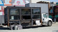 Del Popola Pizza Truk, bentuknya mirip lemari kaca bertumpuk. Dibuat dari truk kontainer tua yang bagian sisinya diberi kaca untuk meracik dan memanggang pizza.Foto: Istimewa