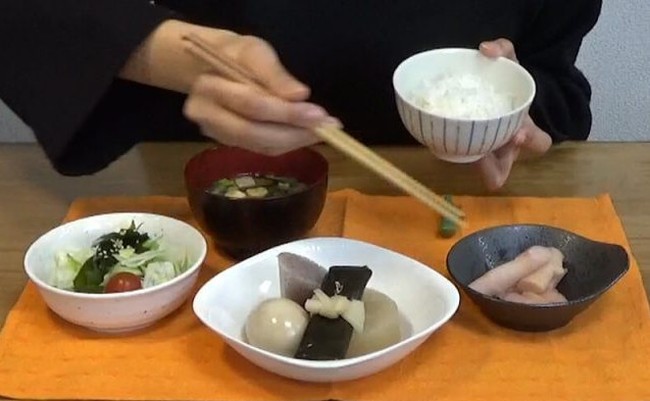 Saat Bersantap di Resto Jepang, 10 Hal Ini Terlarang Dilakukan dengan Sumpit (1)
