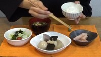 Sadarkah Anda ketika makan di restoran Jepang, piring yang disajikan lebih kecil daripada umumnya? Hal ini karena kebiasaan orang Jepang yang terbiasa mengonsumsi makanan dalam jumlah sedikit. Dengan begitu, makanan tidak dimakan secara berlebihan sekaligus mengurangi jumlah sampah makanan. (Foto: Thinkstock)