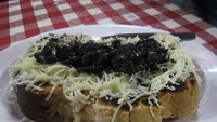 Warung Nagih sudah populer dengan kreasi roti bakar. Salah satu yang bisa dicoba yaitu roti bakar Silverqueen. Semakin lengkap dengan taburan keju cheddar dan topping Oreo.
