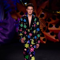 Gigi dan Bella sudah menjadi salah satu model dengan permintaan dan bayaran tertinggi, sementara Anwar sempat menarik perhatian di show Moschino Spring 2017, pada 2016 lalu. Foto: Getty Images