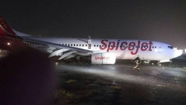 SpiceJet yang terperosok lumpur di Mumbai