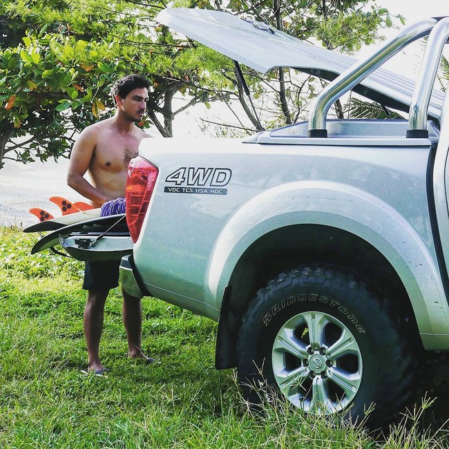 Hamish Daud merupakan suami dari penyanyi Indonesia bernama Raisa. Ia juga seorang aktor dan presenter My Trip My Adventure bertubuh atletis.Foto: Instagram