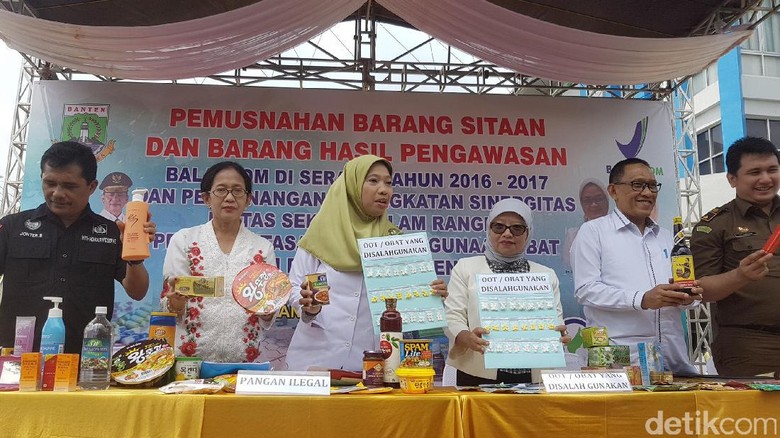 BPOM Serang Musnahkan Obat dan Makanan Ilegal Rp 11,86 Miliar BPOM Serang Musnahkan Obat dan Makanan Ilegal Rp 11,86 Miliar