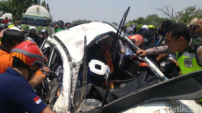 Evakuasi Sopir Mobil yang Digilas Truk Kontainer Berlangsung Dramatis