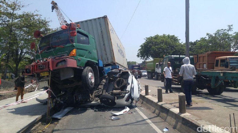  Kecelakaan  Truk  Kontainer Gilas Mobil  di Pantura Semarang