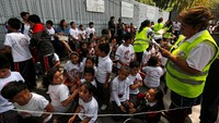 Warga yang masih cemas memilih bertahan di luar gedung usai gempa terjadi. Termasuk anak-anak sekolah. Foto: REUTERS/Claudia Daut