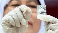 Kepala Balai Besar POM DKI Jakarta Dewi Prawitasari menunjukkan obat PCC. Dalam operasi tersebut Direktorat Narkoba Polda Metro Jaya mengamankan lima butir obat PCC.