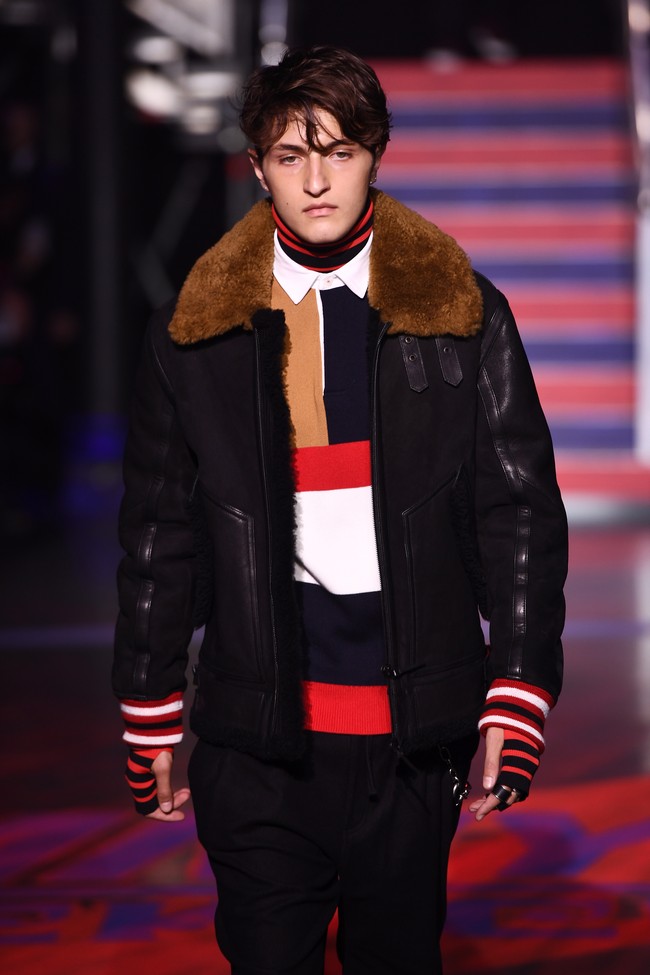 Meskipun ketiganya sudah sering wara-wiwi di fashion week, ini merupakan pertamakalinya Hadid Bersaudara eksis di runway yang sama dan secara berurutan. Foto: Getty Images