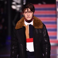 Meskipun ketiganya sudah sering wara-wiwi di fashion week, ini merupakan pertamakalinya Hadid Bersaudara eksis di runway yang sama dan secara berurutan. Foto: Getty Images