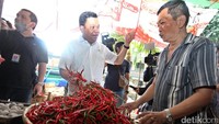 Roem Kono berdialog dengan pedagang cabai.