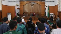 Kuasa hukum Setya Novanto membacakan permohonan gugatan status tersangka oleh KPK di sidang praperadilan di Pengadilan Negeri, Jakarta Selatan, Rabu (20/9/2017).