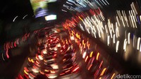 Kemacetan terjadi dari Tomang hingga Cawang sepanjang 9 kilometer.