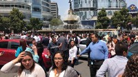 Situasi sama terulang pada Selasa (19/9) siang saat Mexico City dan sekitarnya diguncang gempa 7,1 SR. Sejauh ini 149 orang tewas akibat gempa ini. Foto: REUTERS/Carlos Jasso