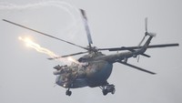 Di belahan dunia lainnya, peristiwa panas -- benar-benar panas -- terjadi di Leningrad. Rusia dan Belarusia menggelar latihan militer bersama yang cukup serius. (Reuters)