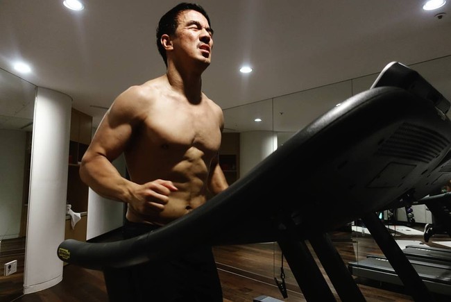 Joe Taslim adalah salah satu aktor tampan yang bertubuh atletis. Selain itu ia juga jago bela diri. Foto: Instagram