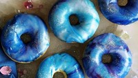 Warna galaxy yang biru cantik membuat donat ini makin menggemaskan. Glazur dengan paduan warna gradasi biru, putih dan sedikit kuning membuat pantulan warna ruang angkasa di donat ini. Nyam!Foto: Istimewa
