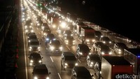Lalu lintas di tol JORR macet.